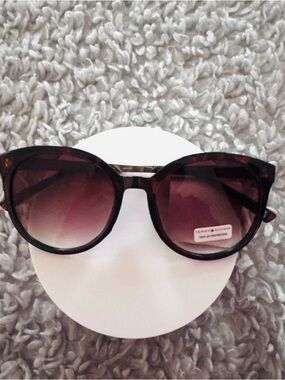 Tommy Hilfiger Women's Tortoise Frame Sunglasses with Brown Gradient Lenses. New